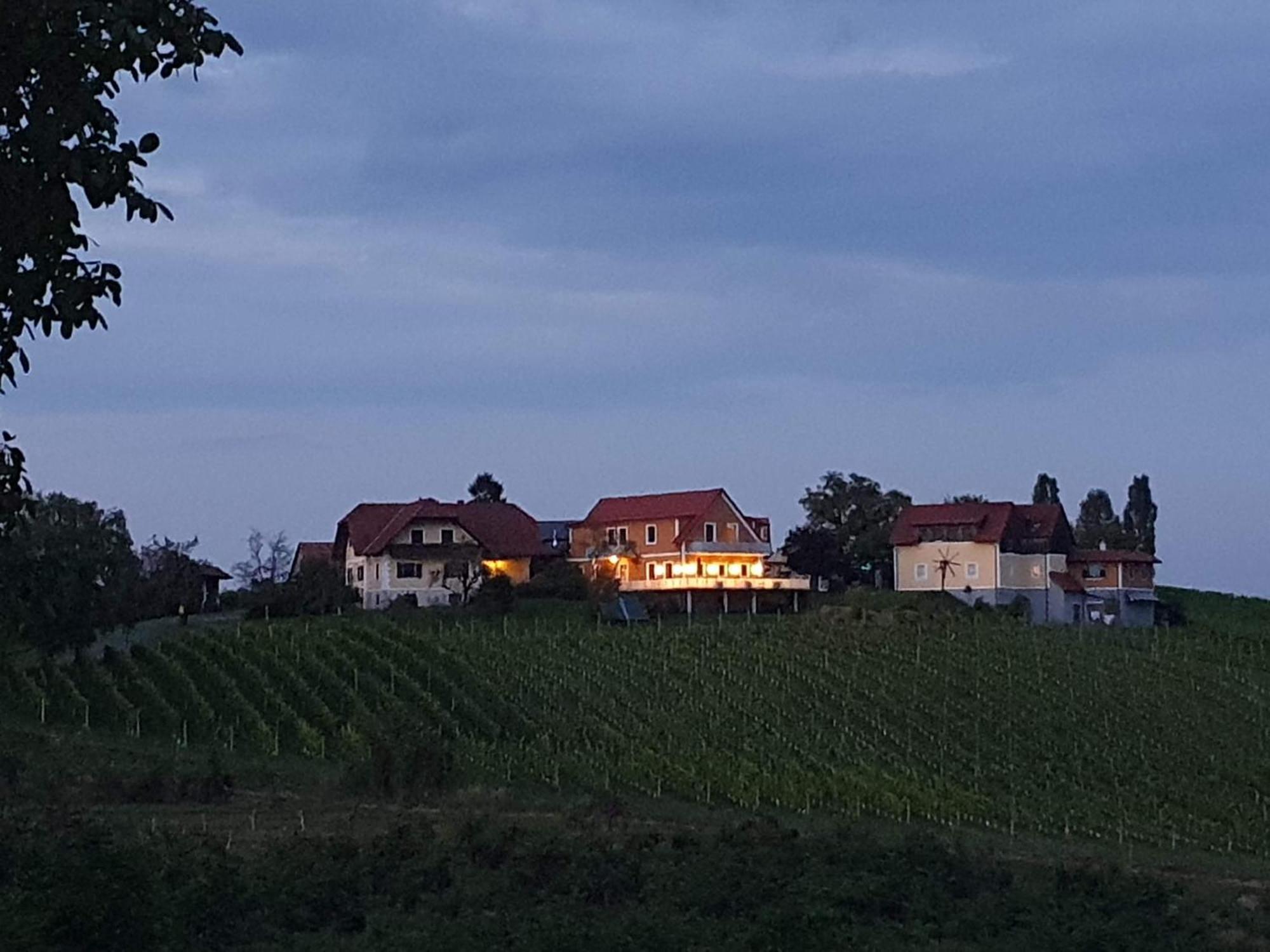 Weinhof Reichmann Bed and Breakfast Sankt Peter am Ottersbach Exteriör bild